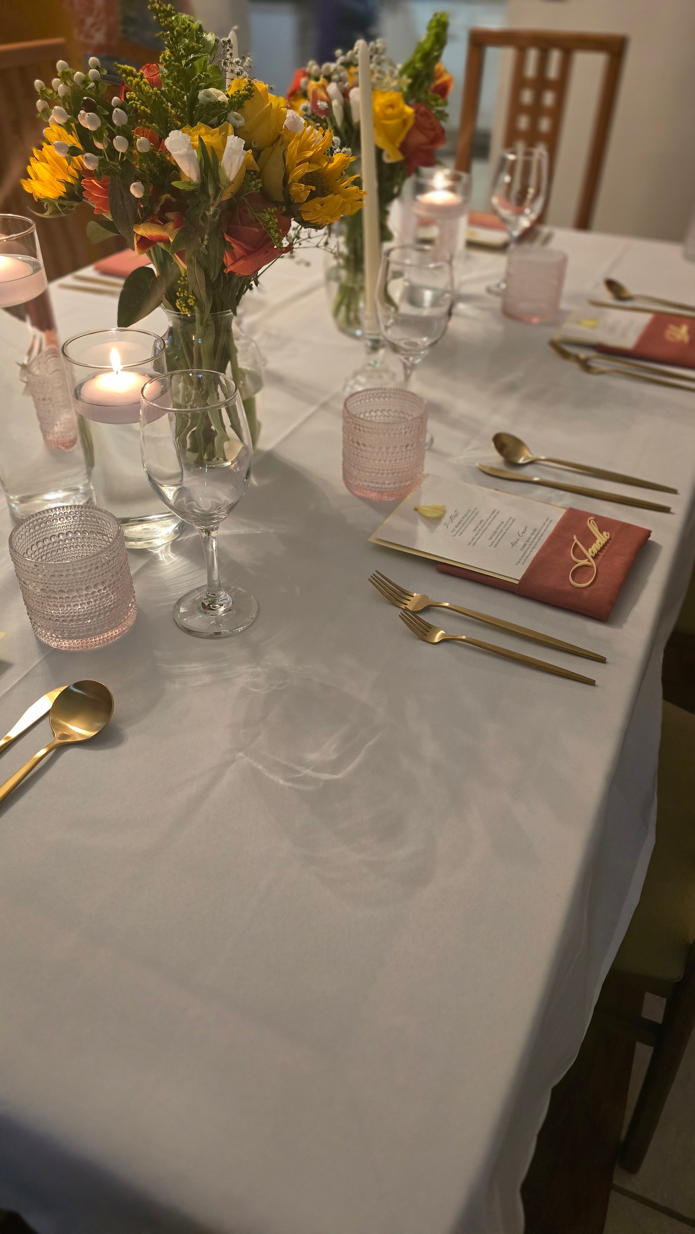 Intimate table setting doe private dinner